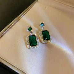 New Fashion Trend: Unique Design Elegant and Delicate Light Luxury Emerald Earrings