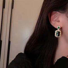 New Fashion Trend: Unique Design Elegant and Delicate Light Luxury Emerald Earrings